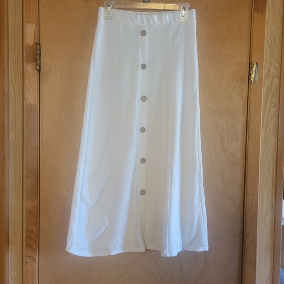 White Skirt - Picture 1 of 3